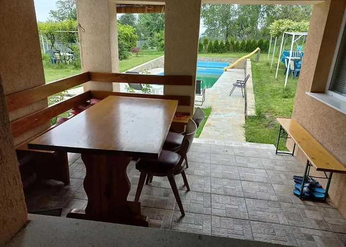 Kuca U Selu Sa Bilijar Salom Za Aktivan Odmor